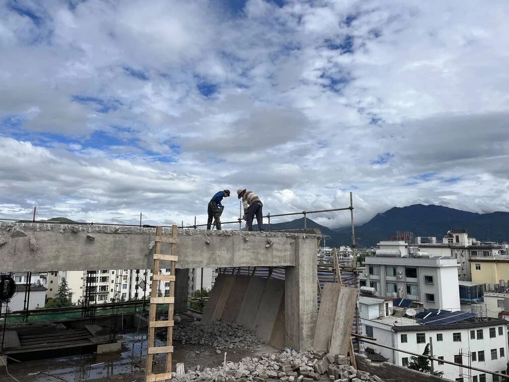 重拳出击！丽江3处违规建筑被依法拆除2.jpg