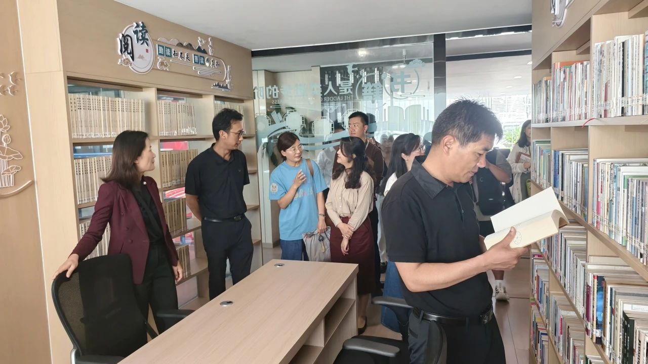 云南省首个法律主题图书馆在丽江揭牌 法治建设添新阵地2.jpg