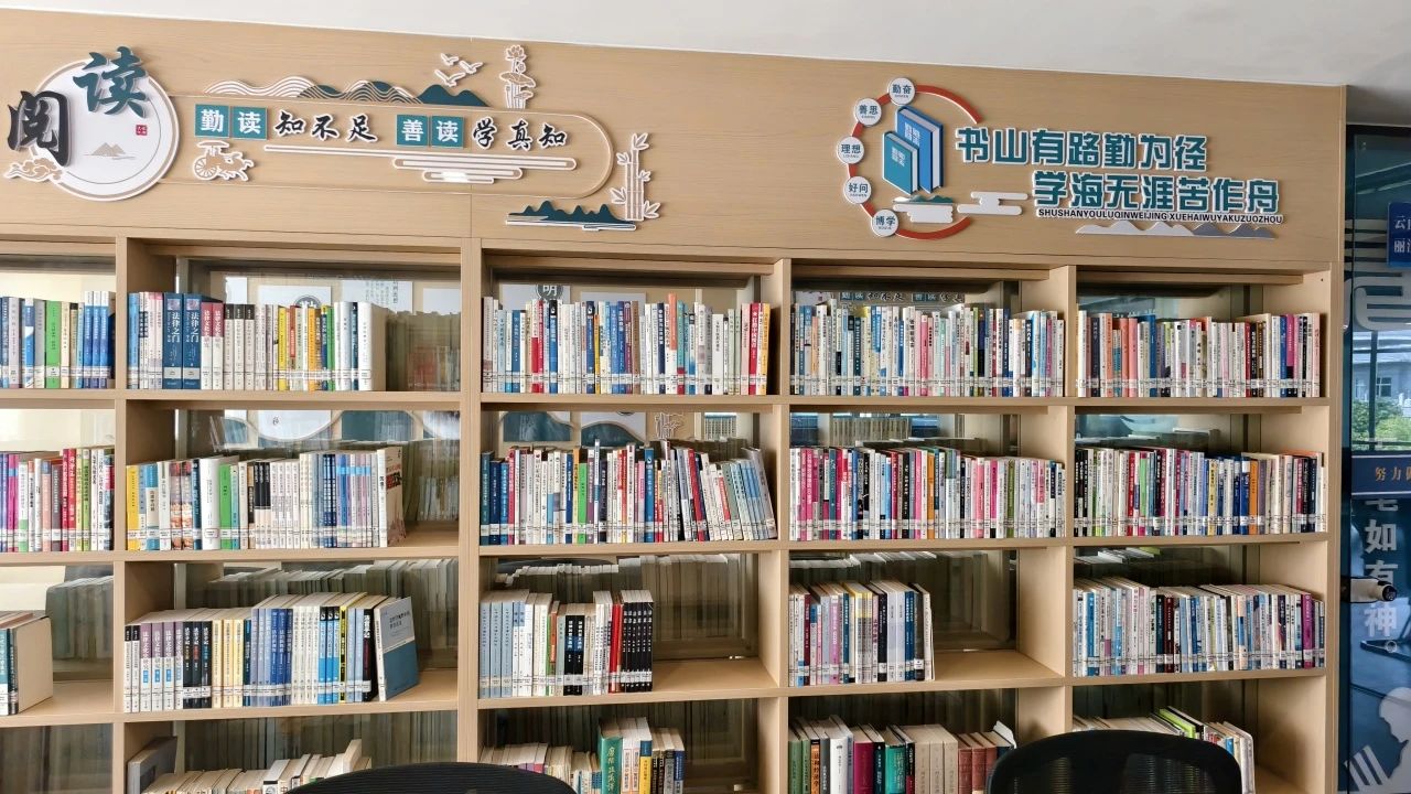 云南省首个法律主题图书馆在丽江揭牌 法治建设添新阵地3.jpg