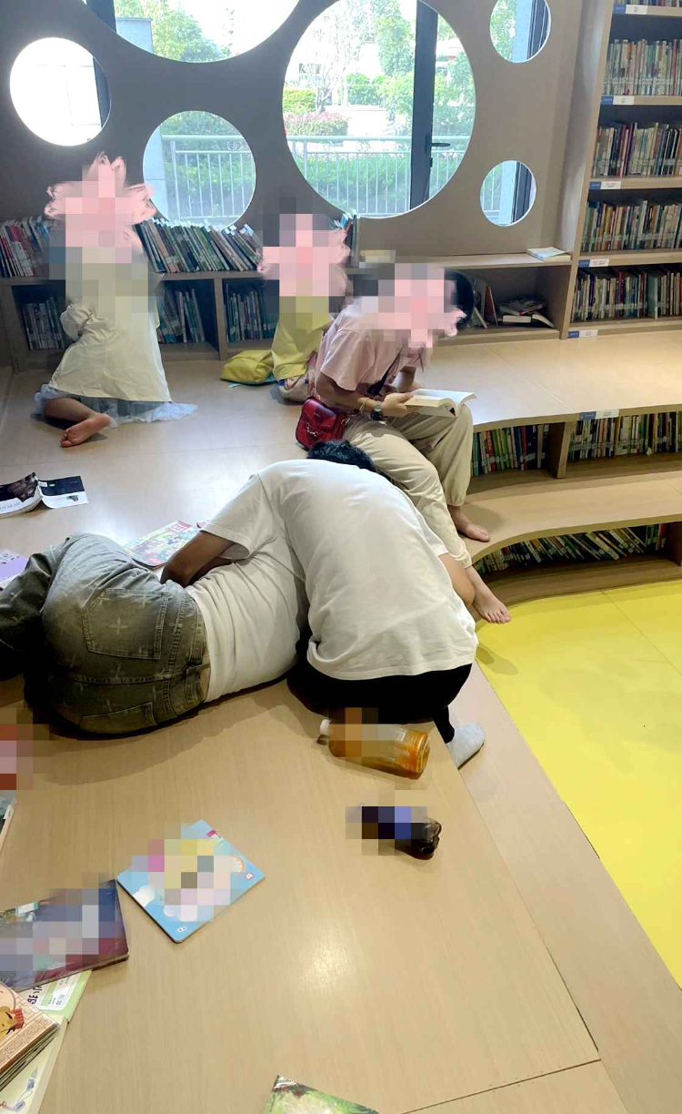 情侣在图书馆少儿阅读区亲热？公共文明建设容不得 “放任”.png