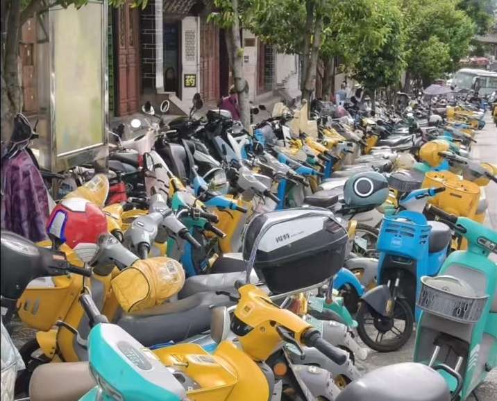 影响市容还危险！丽江共享电动车运维单位被集体约谈.jpeg