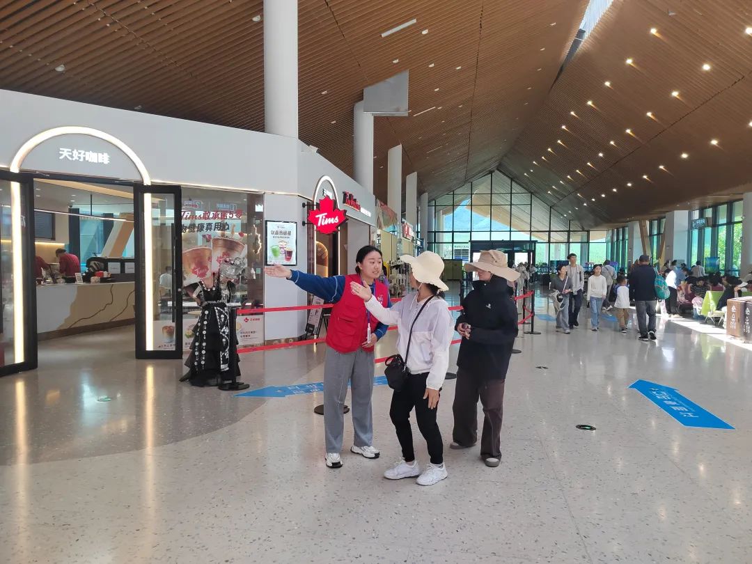 暑期玉龙雪山游人如织 管委会机关干部下沉一线 暖心服务获赞 (1).jpg