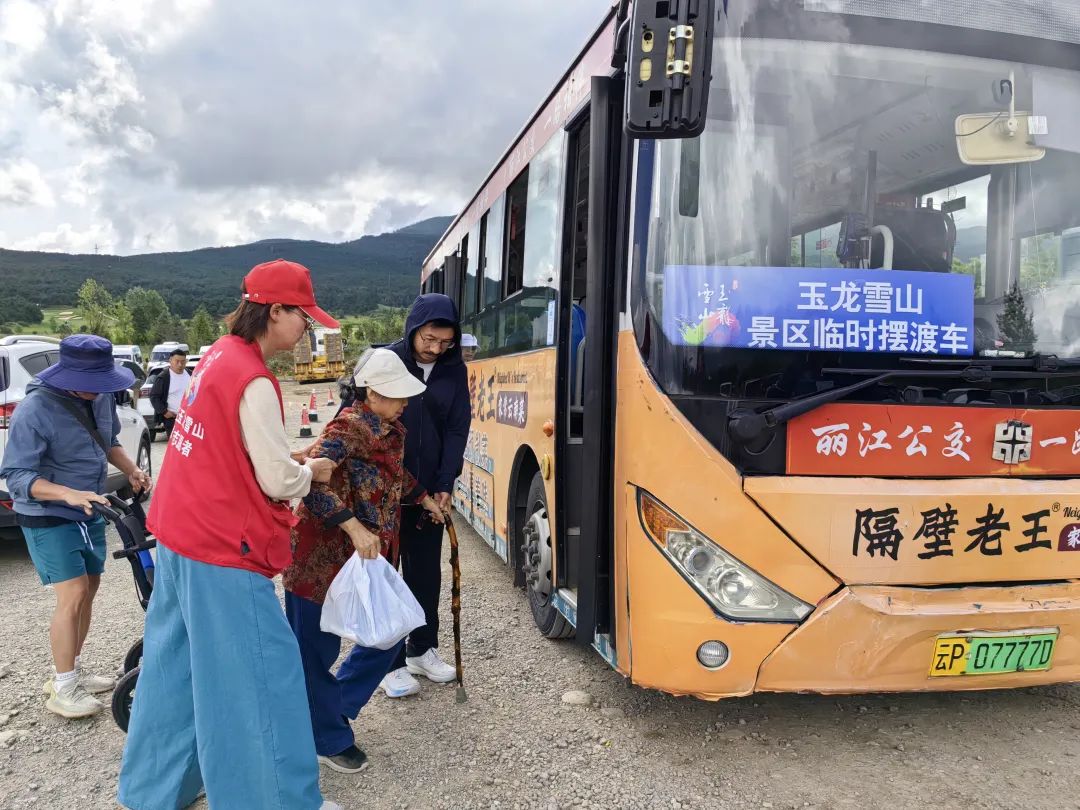 暑期玉龙雪山游人如织 管委会机关干部下沉一线 暖心服务获赞 (2).jpg