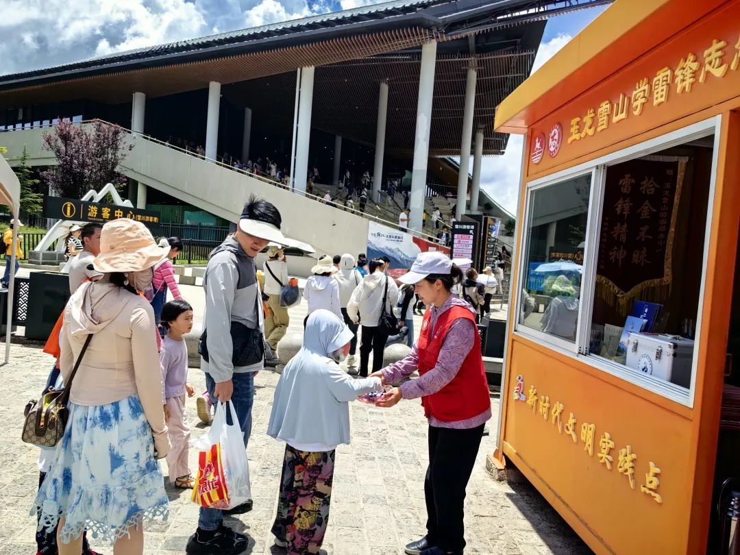暑期玉龙雪山游人如织 管委会机关干部下沉一线 暖心服务获赞 (3).jpg