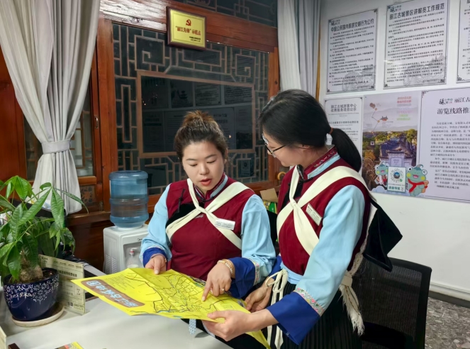 丽江古城：暑期高峰送关怀 一线坚守暖人心 (4).png