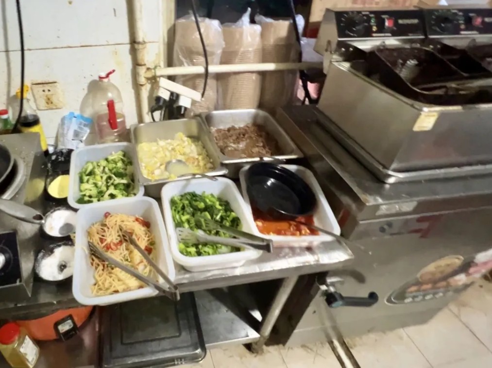 12.8元的日式猪排饭你敢吃吗？暗访上海“共享厨房”：苍蝇乱飞、执照共用，执法部门紧.jpg