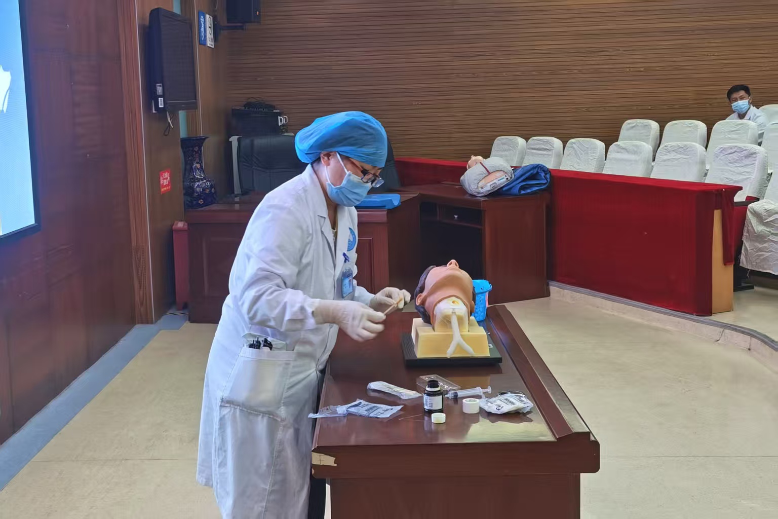 急救技能“大练兵”！丽江市人民医院以赛促学诠释医者初心4.jpg
