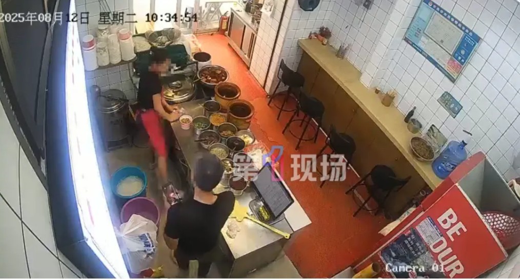 惯犯猖狂！男子多次强搂袭胸19岁女店员，终被制服.jpg