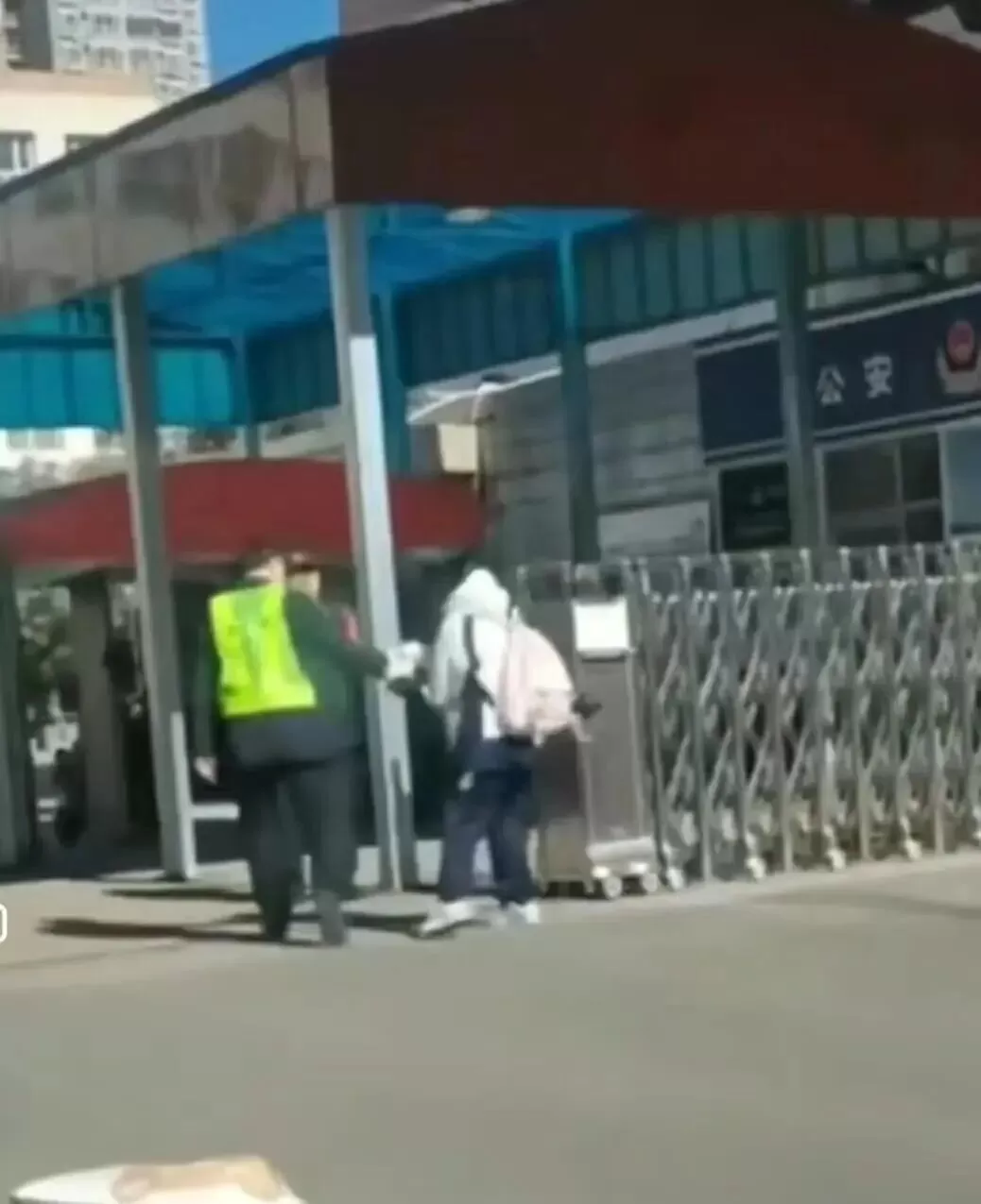 买根淀粉肠被收钥匙，校园管理不能“恃权凌弱”