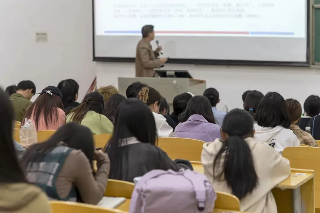 高校减学分“做减法”，学生焦虑却卷出新高度？