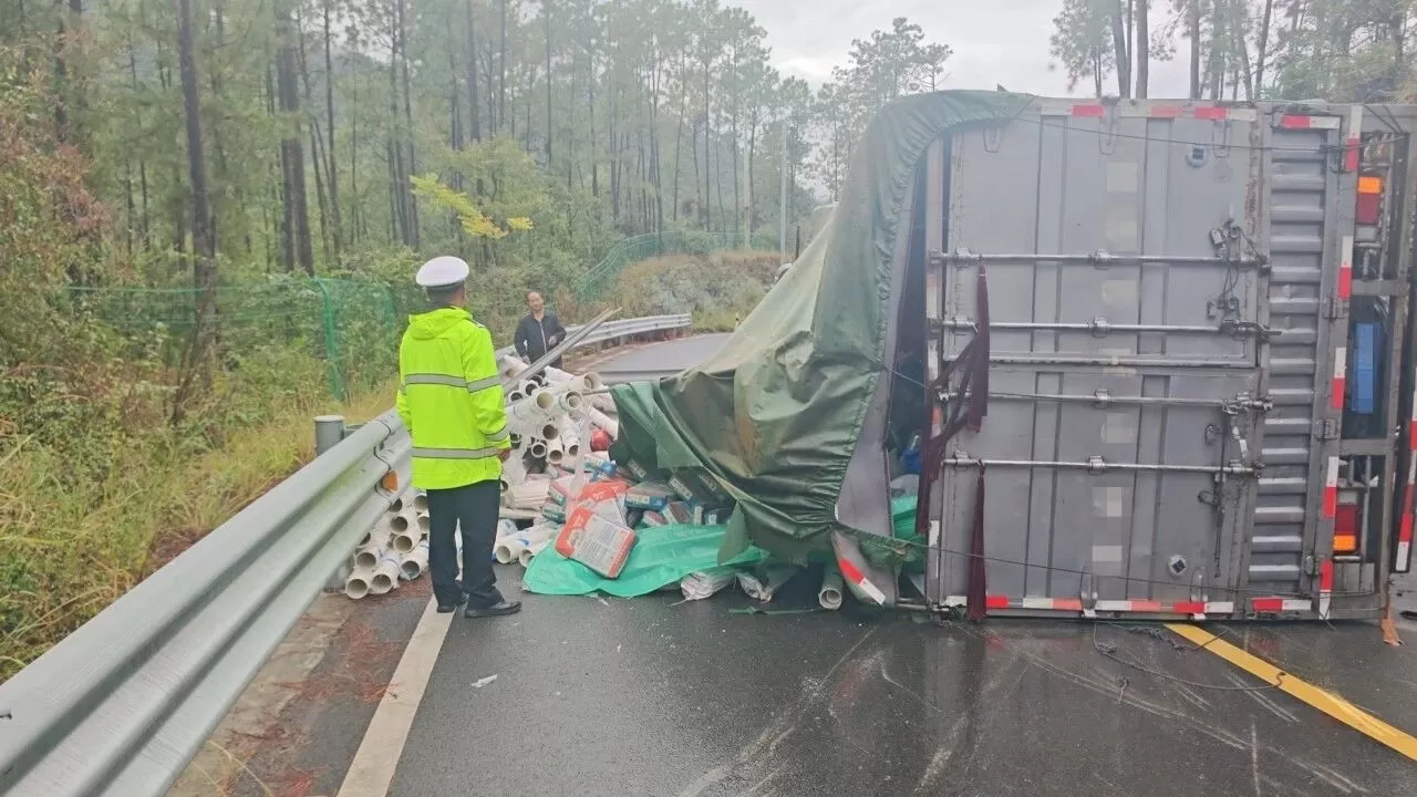 冷雨挡不住热血！丽江交警徒手搬运3小时散落的货物，守护高速畅通