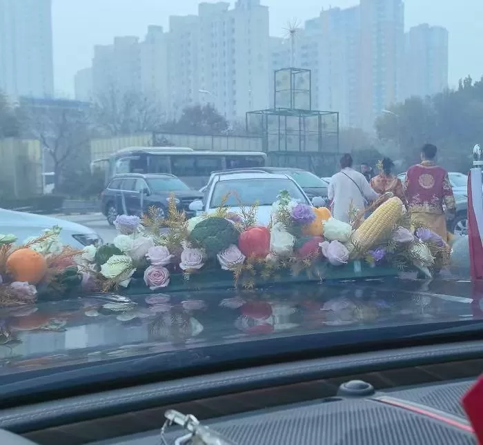 拦婚车讨喜？这是抢劫！索要50条烟的新人弃车，该送他们拘留套餐