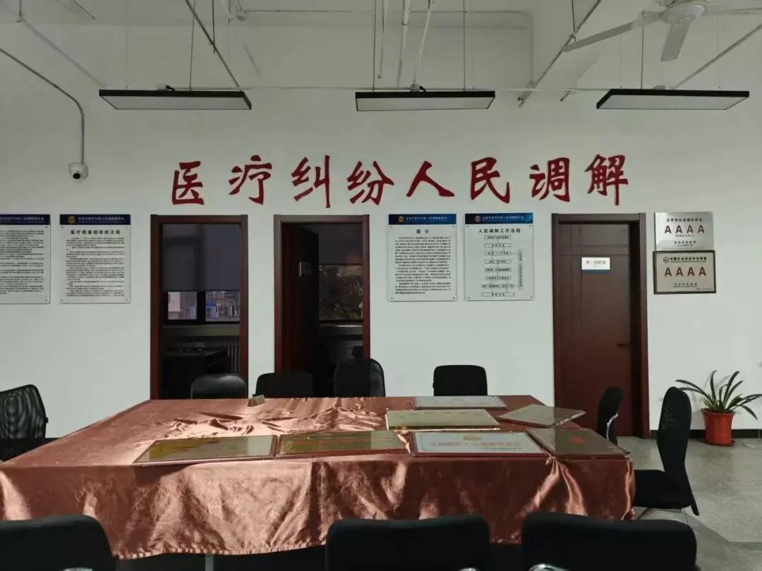 在医患的信任裂痕中，谁在搭建沟通的桥梁？