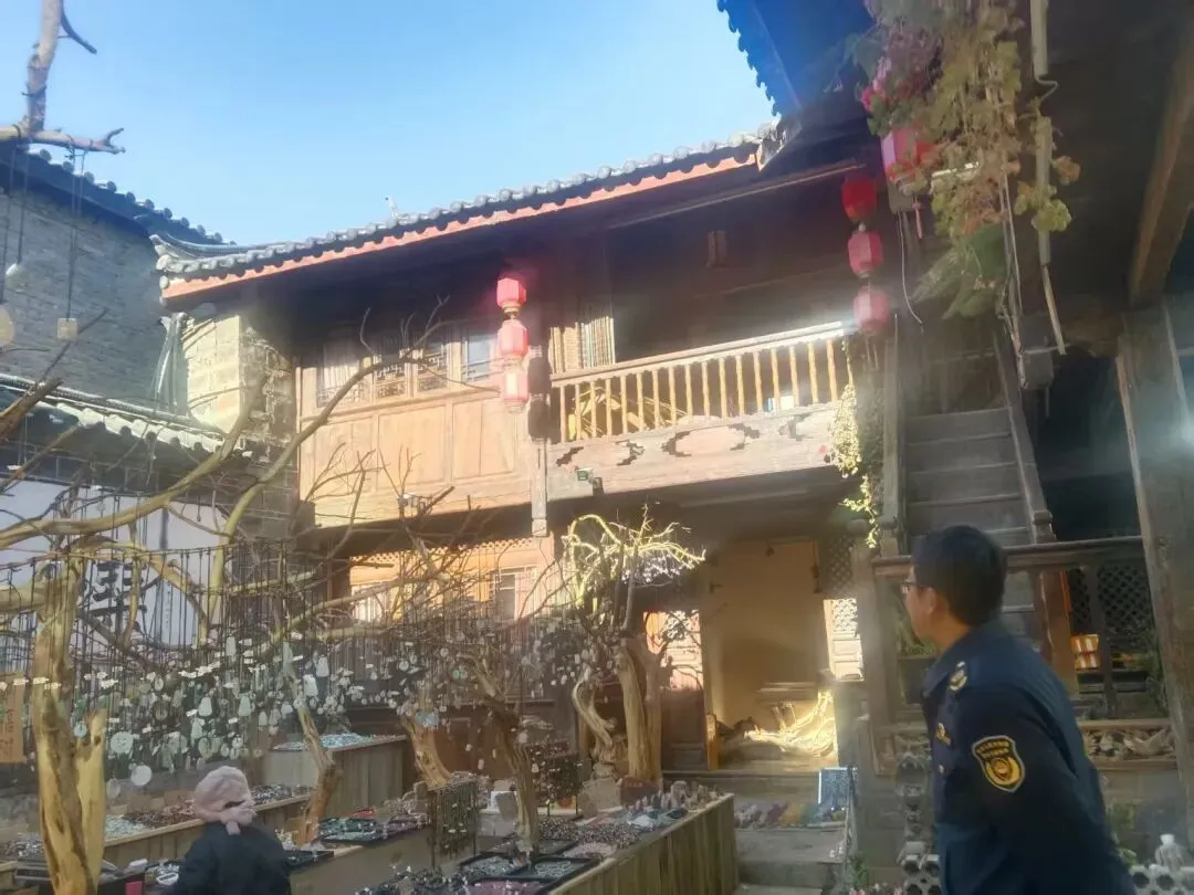 束河街道依法处置违规搭建 恢复历史建筑原有风貌