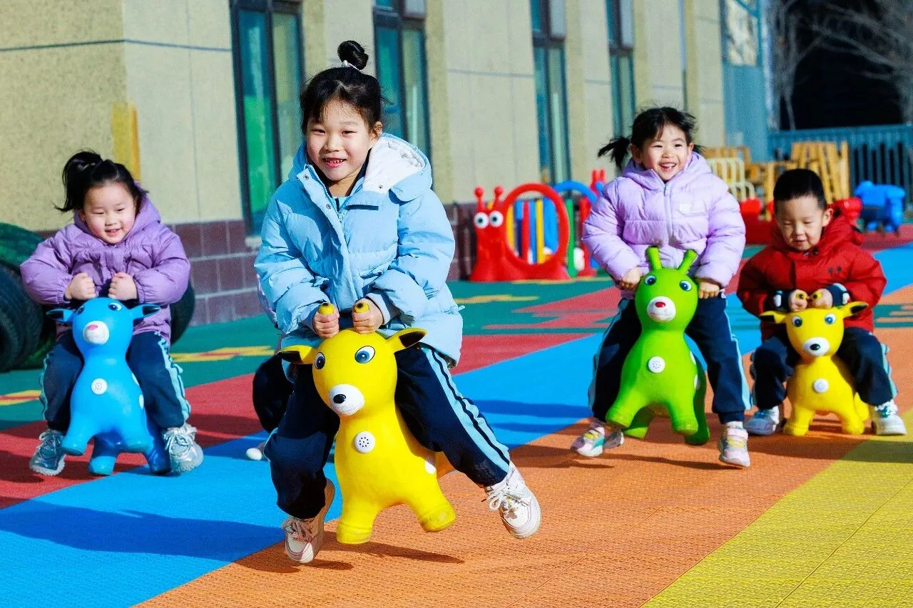 2岁孩子唱歌被揍，婴儿哭闹被赶……带娃出门，为何成了“战战兢兢”的冒险？