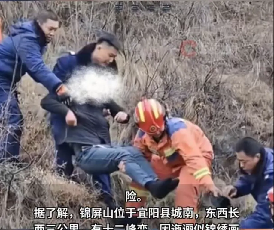 恐高男子爬野山被困，消防冒雨背负下山：我们该赞消防，还是该罚“任性”？
