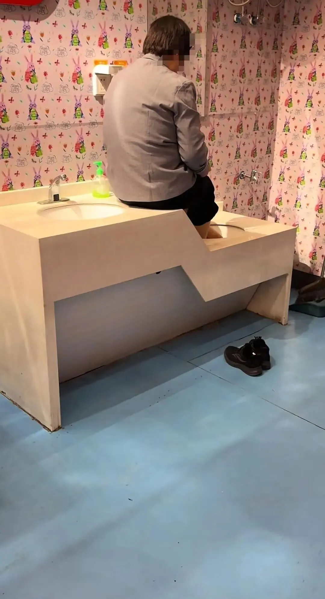 母婴室成保洁“泡脚池”？公共空间管理不能总靠事后补救