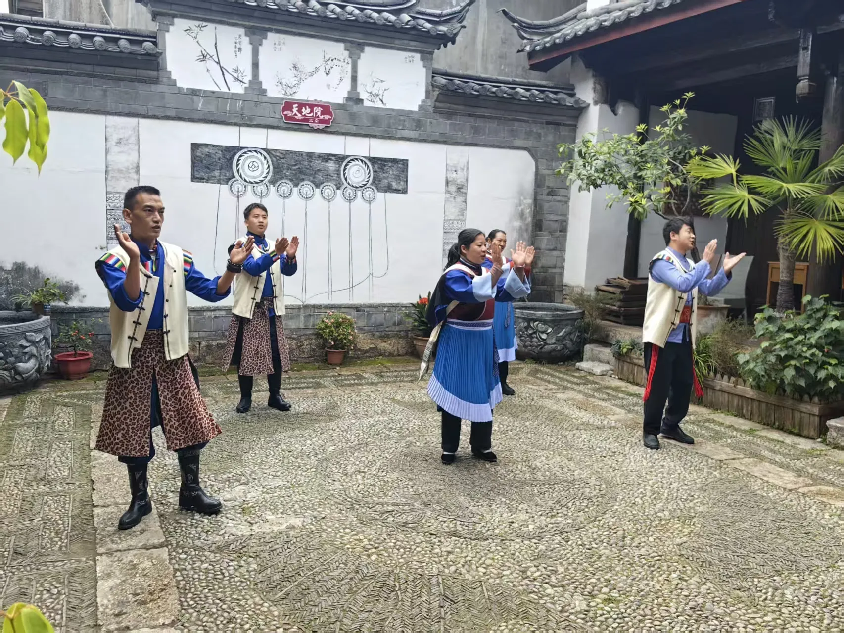 以歌会友，以舞传情——台湾同胞在丽江古城天地院沉浸式体验纳西文化